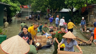 Công an huyện Bảo Lâm, Bảo Lạc hỗ trợ người dân khắc phục hậu quả thiên tai lũ lụt