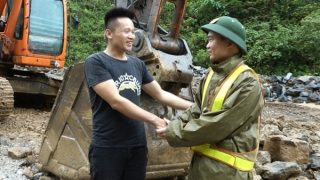 Gặp gỡ chiến sĩ Công an dũng cảm lao ra giữa dòng nước lũ cứu 2 vợ chồng bị lũ cuốn