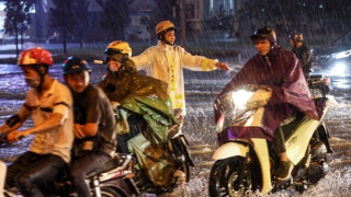 Thủ đô Hà Nội và các tỉnh thành phía Bắc ngày nắng, chiều tối mưa dông