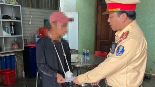 CSGT Công an Đắk Nông hỗ trợ thanh niên bị gãy tay gặp khó khăn trở về nhà an toàn