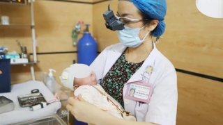 Bé sinh non 650g được nuôi sống kỳ tích