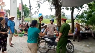 Sự thật về clip chiến sĩ Công an ôm cổ người đàn ông giữa chợ