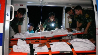 Đưa 2 bệnh nhân nguy kịch từ đảo Trường Sa về đất liền điều trị