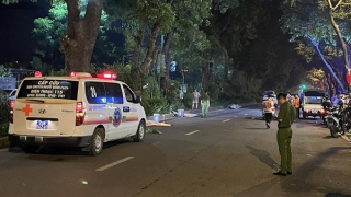 Lao xe vào dải phân cách trên đường Láng, 3 thanh niên tử vong