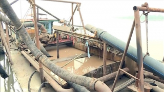 Khai thác cát trái phép trên sông Hồng phức tạp với nhiều thủ đoạn tinh vi