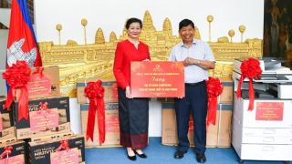 Trao tặng Đại sứ quán Campuchia thiết bị văn phòng thiết yếu