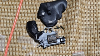 "Tóm" kẻ mua bán trái phép ma túy, lộ việc tàng trữ súng Rulo