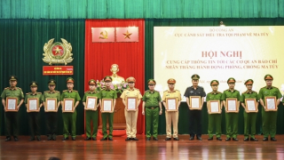 Khen thưởng tập thể, cá nhân có thành tích xuất sắc trong đấu tranh, tuyên truyền các chuyên án ma túy lớn
