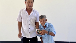 Ông lão nhặt ve chai không tham của rơi