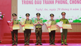 Trao thưởng thành tích đặc biệt xuất sắc trong đấu tranh phòng, chống tội phạm