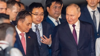 Tổng thống Vladimir Putin tới Hà Nội, bắt đầu chuyến thăm cấp Nhà nước đến Việt Nam