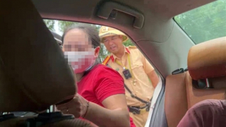 Hỏng xe trên cao tốc dưới trời nắng nóng, người dân được CSGT giúp đỡ