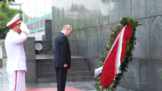Tổng thống Vladimir Putin vào Lăng viếng Chủ tịch Hồ Chí Minh
