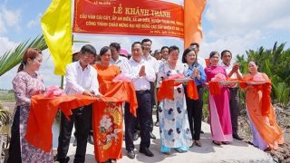 Agribank tham gia xóa “cầu khỉ” tại tỉnh Bến Tre