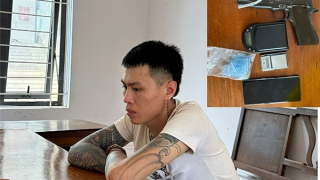 Bắt đối tượng tàng trữ "hàng trắng", phát hiện thêm "hàng nóng"