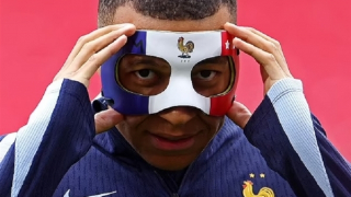Kylian Mbappe tái xuất trên sân tập với mặt nạ siêu ngầu