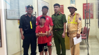 Bé trai đạp xe lạc vào cao tốc được CSGT đưa về nhà