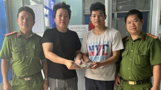 Hành động đẹp của 2 chiến sĩ CAND