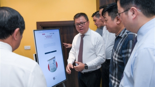 Thu hút bạn đọc với mô hình quà tặng vật lý số tại không gian trải nghiệm Báo Nhân Dân