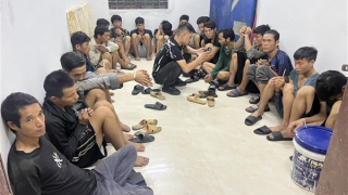 Phát hiện 19 đối tượng dương tính với ma tuý trên một xe ô tô