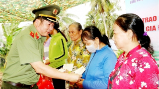 Công an tỉnh Quảng Ninh tri ân gia đình chính sách tỉnh Trà Vinh