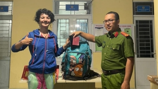 Công an xã hỗ trợ nữ du khách người Nga tìm lại tài sản đánh rơi