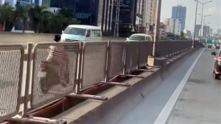 Không mũ bảo hiểm, nữ tài xế đi xe máy ngược chiều Vành đai 3 trên cao