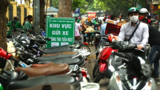 Còn vướng mắc, bất cập trong thí điểm trông giữ xe không dùng tiền mặt