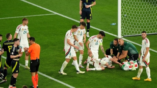 Tiền đạo Hungary gãy xương mặt sau va chạm kinh hoàng trên sân