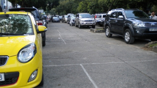 Cắt đường, xén công viên làm bãi đậu xe (bài 1)