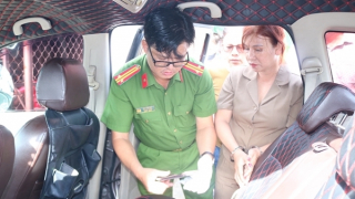 Quý bà ém “hàng trắng” trong túi xách