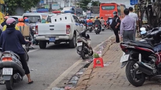 Thắng gấp tránh xe đạp, người điều khiển xe máy bị xe khách cán tử vong