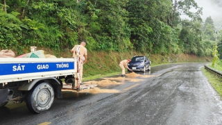 CSGT xử lý vết dầu loang trên đường giúp dân đi lại an toàn
