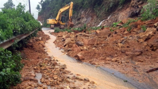 Mưa lớn nhiều nơi ngập sâu, đường lên Sa Pa bị chia cắt