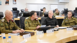 Vết nứt ngày càng rộng trên “thanh kiếm sắt”