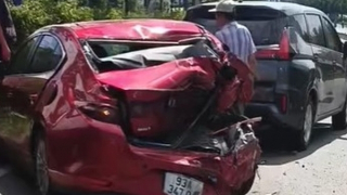 Xe đầu kéo gây tai nạn liên hoàn, 4 phương tiện bị hư hỏng