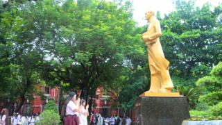 Sĩ tử dâng hương tượng đài Bác Hồ tại trường Quốc học Huế