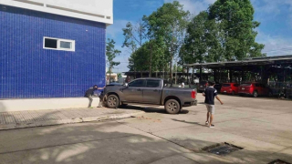 Bệnh nhân bất ngờ lái ô tô lao vào tường bệnh viện