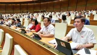 Thông qua Luật Đường bộ, chưa quy định thu phí ô tô vào nội đô