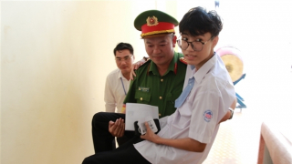 Cán bộ Công an bế thí sinh bị tai nạn đi thi tốt nghiệp THPT