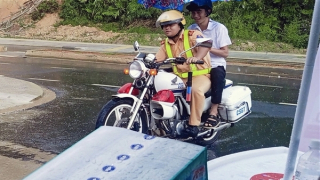 CSGT dùng mô tô đặc chủng đưa thí sinh đến điểm thi đúng giờ