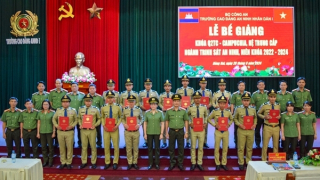 Trao bằng tốt nghiệp cho cán bộ Bộ Nội vụ Vương quốc Campuchia