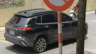 Người dân hỗ trợ CSGT chặn ô tô đi vào đường cấm