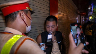 Giải nhiệt cùng đồng nghiệp, nam công nhân "dính cồn" kịch khung