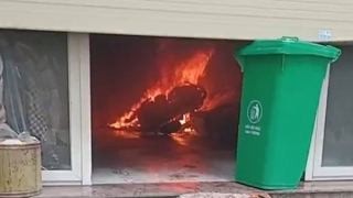 Ba người trèo qua sân thượng nhà hàng xóm thoát khỏi đám cháy