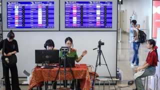 Ngày đầu thu thập sinh trắc học cho Công dân Việt Nam tại sân bay