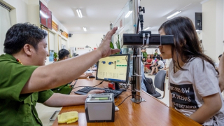 Công an Hà Nội làm căn cước cho trẻ nhỏ