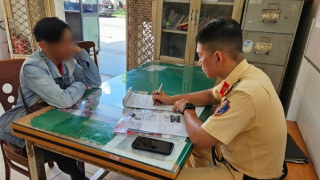 Tài xế điều khiển xe buýt 2 tầng vượt đèn đỏ bị tước quyền sử dụng GPLX