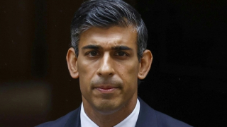 Vì sao Thủ tướng Anh Sunak hủy bỏ chính sách cấm thuốc lá?