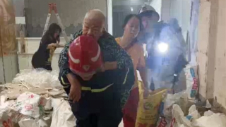 Cảnh sát cõng cụ bà thoát khỏi đám cháy lúc rạng sáng